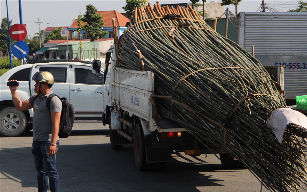 Ở khu vực ngã tư đường Mỹ Phước Tân vạn giao với đường ĐT 743 các phương tiên vất vả qua đây.