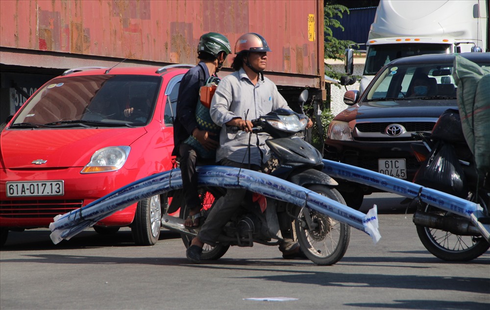 Đến 15h giao thông trên đường Mỹ Phước Tân Vạn vẫn bị ùn ứ.