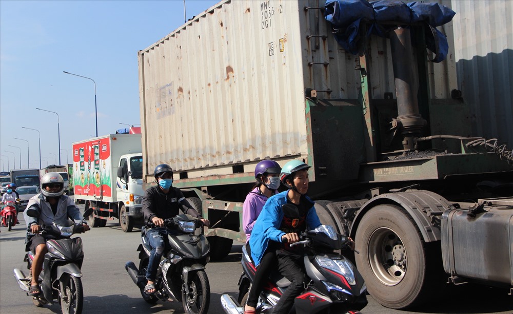 Đến 15h giao thông trên đường Mỹ Phước Tân Vạn vẫn bị ùn ứ.