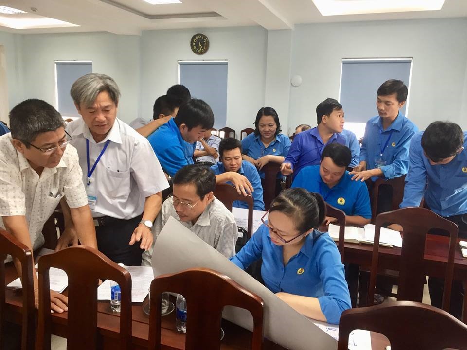 Cán bộ các cấp Công đoàn tiến hành làm việc nhóm tại buổi tập huấn. Ảnh: PĐ.