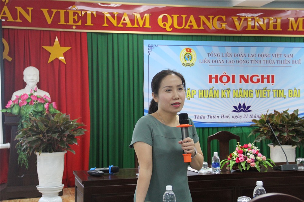 Nhà báo Nguyễn Thị Phương Nam chia sẻ tại buổi tập huấn. Ảnh: PĐ.
