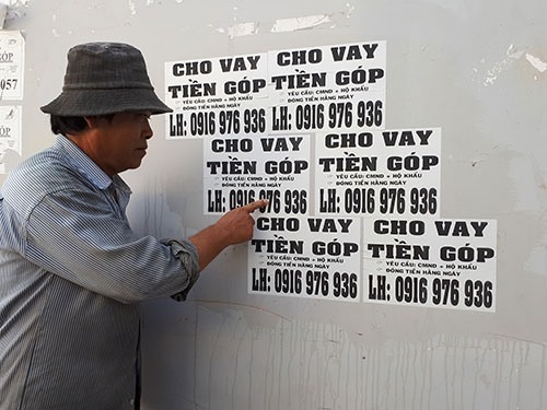 Hình ảnh quảng cáo cho vay vốn hiện diện khắp nơi. Ảnh: H.H