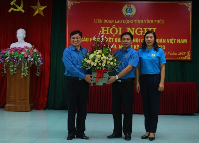 lãnh đạo LĐLĐ tỉnh tặng hoa chúc mừng ông Vũ Hồng Phương - Chủ tịch LĐLĐ tỉnh được Đại hội XII CĐVN bầu vào BCH Tổng LĐLĐVN khóa XII, nhiệm kỳ 2018 - 2023. Ảnh: LĐLĐ tỉnh Vĩnh Phúc