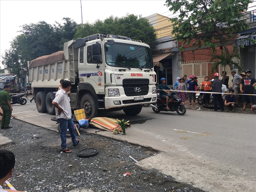 Hiện trường vụ tai nạn khiến người phụ nữ tử vong thương tâm.