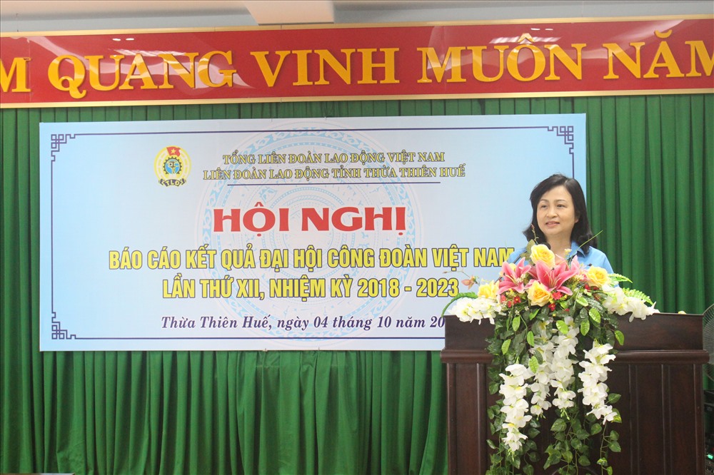 Bà Nguyễn Khoa Hoài Hương- Chủ tịch LĐLĐ tỉnh Thừa Thiên- Huế báo cáo tại Hội nghị. Ảnh: PĐ.