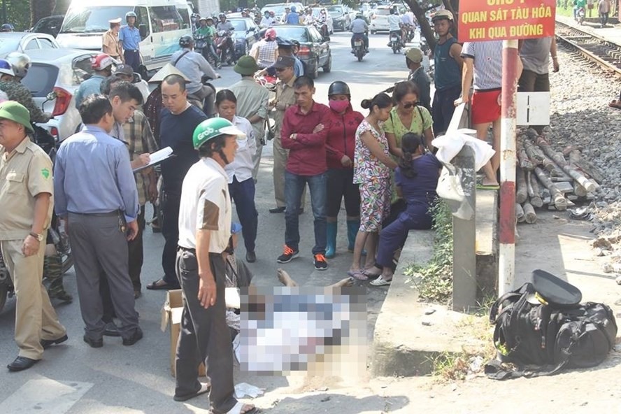 Bất ngờ chạy qua đường sắt từ trong ngõ, người đàn ông bị tàu hỏa cán tử vong