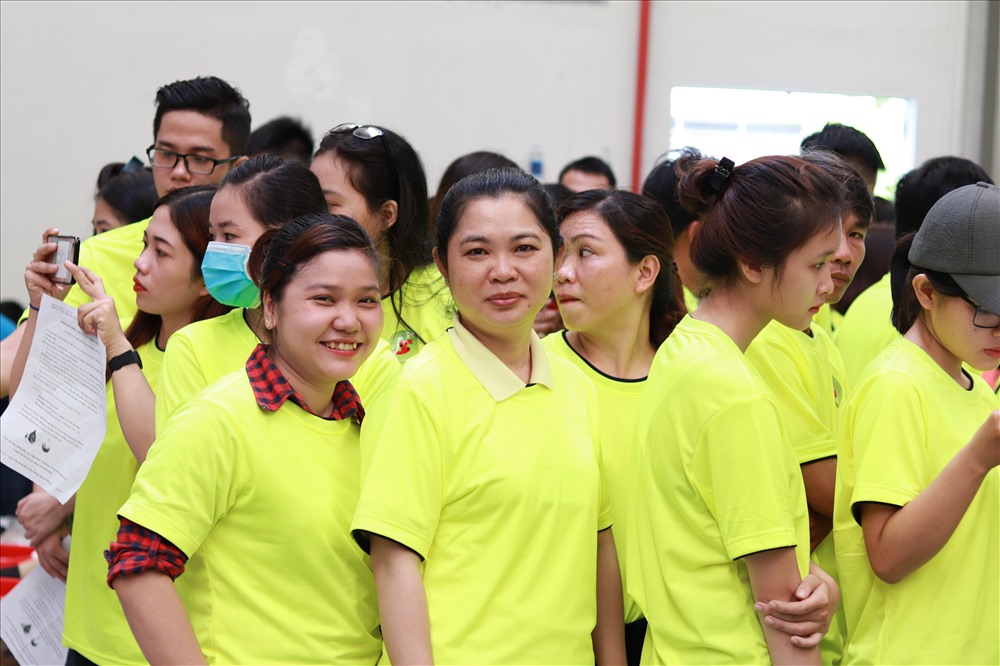 Công nhân xếp hàng để được gọi tên khám và hiến máu. Ảnh: MP