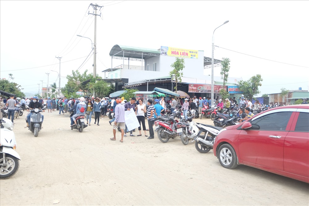 Nhiều ngày qua, tại các phòng giao dịch đất khu vực tái định cư (TĐC) 5 ở xã Hòa Liên, huyện Hòa Vang, Đà Nẵng luôn trong tình trạng “quá tải” vì lượng người đổ về để mua bán và ký gửi đất khiến giá đất tại Khu TĐC liên tục “sốt”.
