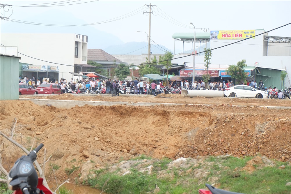 Được biết, trong thời gian gần đây các dự án và các công trình như làm cảng Liên Chiểu, hay đầu tư Khu công nghệ cao nên các nhà đầu tư họ đổ xô về mua đất nhiều.
