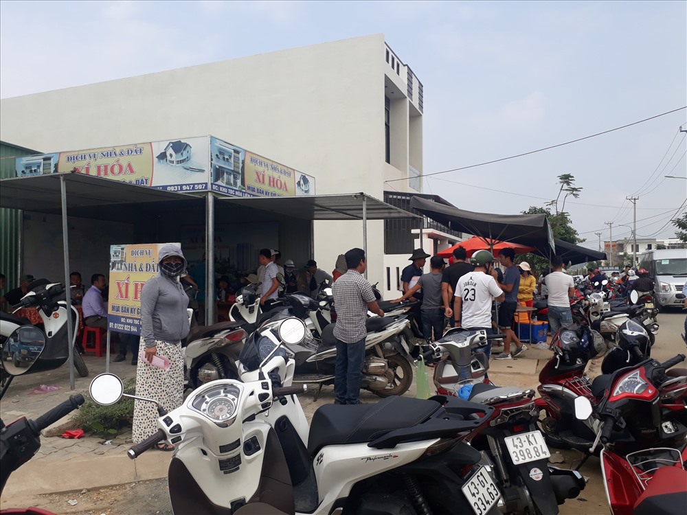 Được biết, trong thời gian gần đây các dự án và các công trình như làm cảng Liên Chiểu, hay đầu tư Khu công nghệ cao nên các nhà đầu tư họ đổ xô về mua đất nhiều.
