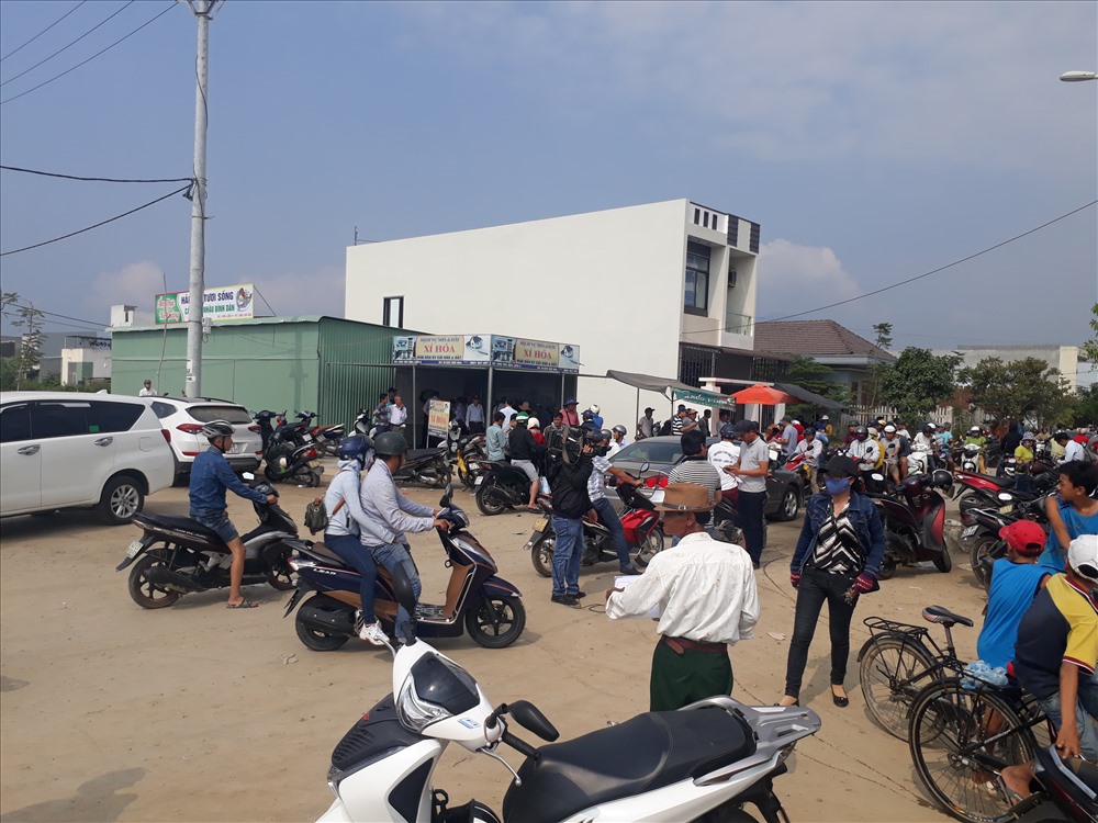 Sáng 7.10, giao dịch mua bán đất tại hiện trường trông như một hội chợ hơn là kinh doanh bất động sản. Hầu hết các quầy giao dịch đất đai tại khu vực TĐC 5 xã Hòa Liên đều ken kín hàng ngàn người, xe ô tô, xe máy, nhộn nhịp đổ xô về đây, náo nhiệt kẻ mua, người bán.