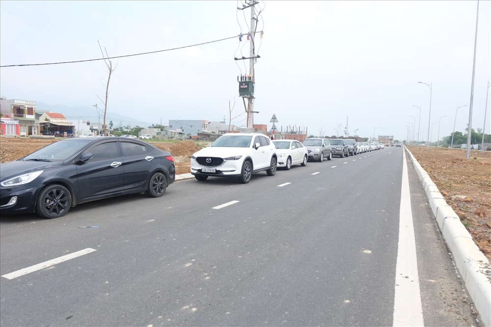 Nhiều người đi ô tô xếp hàng dài trên tuyến đường dẫn vào Khu TĐC 5 xã Hòa Liên.