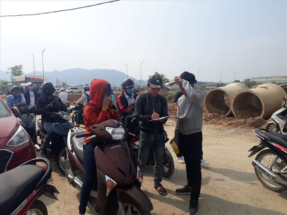 Nhân viên giao dịch đất đang thông tin về lô đất định bán cho khách hàng.