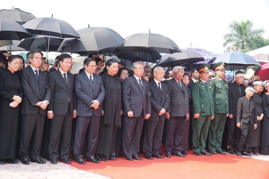 Các đồng chí lãnh đạo, nguyên lãnh đạo Đảng, Nhà nước mặc niệm nguyên Tổng Bí thư Đỗ Mười. Ảnh: ĐCSVN