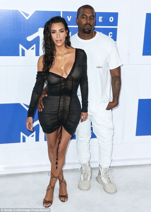 Rapper hạnh phúc bên cô vợ nóng bỏng Kim Kardashina.