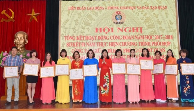 Chủ tịch LĐLĐ quận Hoàn Kiếm Lê Hoàng Thủy Vân trao Giấy khen cho các tập thể, cá nhân xuất sắc. Ảnh: LĐLĐ TP. Hà Nội