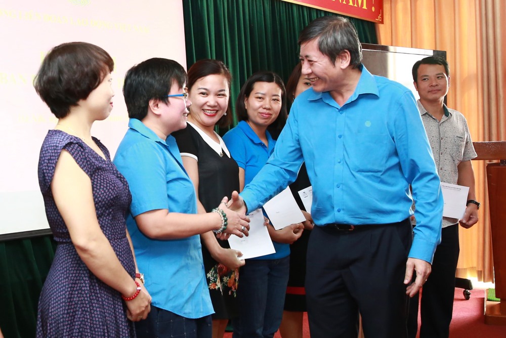 Đồng chí Trần Thanh Hải, Phó Chủ tịch Tổng LĐLĐVN trao thưởng cho các tác giả, nhóm tác giả có tác phẩm báo chí tuyên truyền tốt về Đại hội XII CĐ Việt Nam. Ảnh: Hải Nguyễn