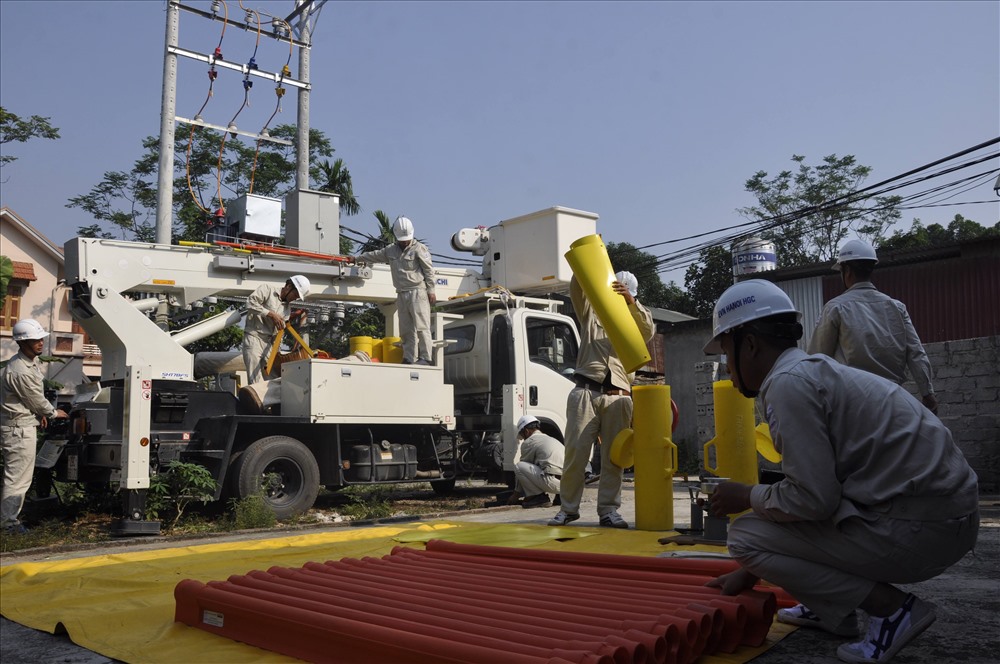 Công việc tiếp xúc trực tiếp với điện áp cao đòi hỏi người thợ phải tuân thủ những quy trình nghiêm ngặt về an toàn. Ảnh: H.T