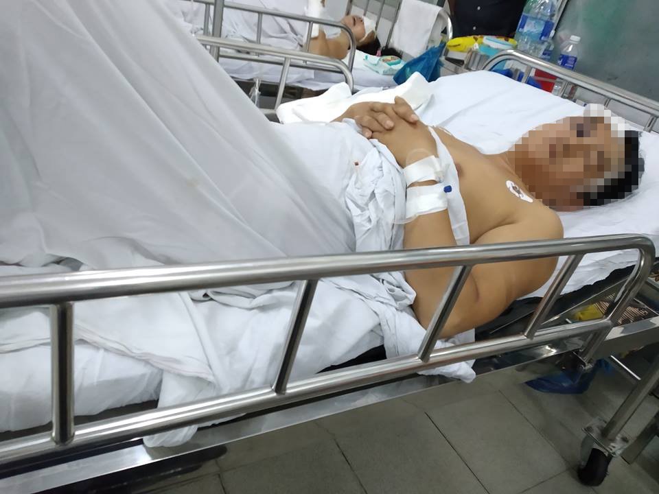 Anh Minh đang được điều trị tại Bệnh viện Đa khoa tỉnh Quảng Nam. Ảnh: Đ.V