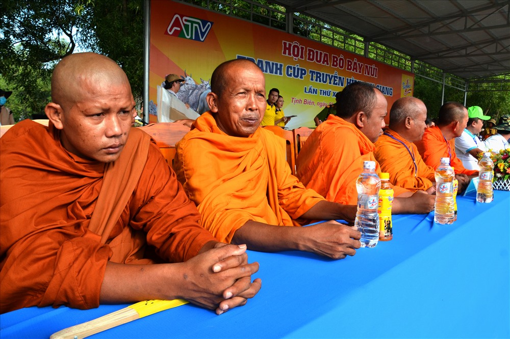 Các vị Hòa thượng, sãi cả tại các chùa Nam tông có mặt tại sân đua cổ vũ. Ảnh: Lục Tùng