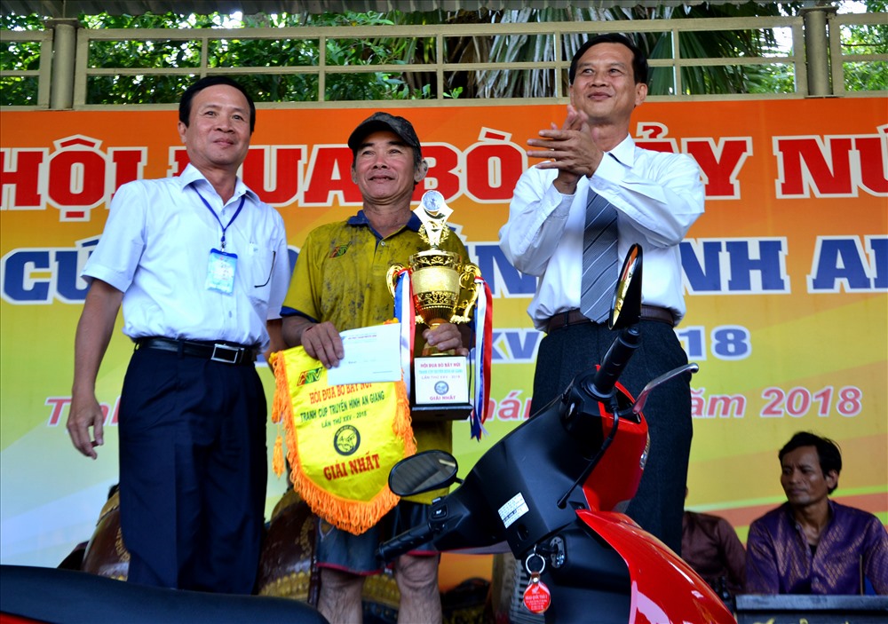 Ông Trần Văn Gan (phải ảnh) Bí thư Huyện ủy Tịnh Biên trao giải Nhất cho đôi bò số 09 của Nguyễn Thành Tài. Ảnh: Lục Tùng