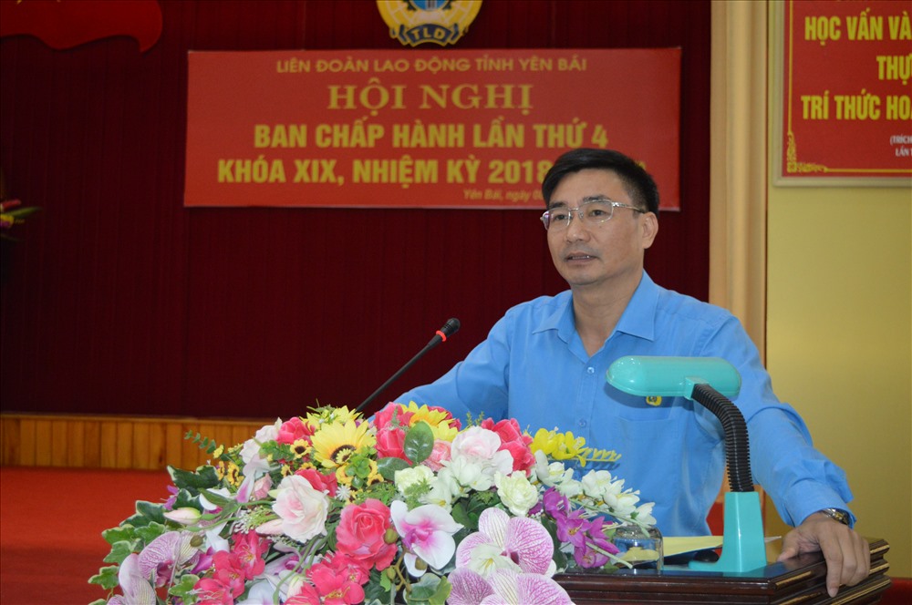 Đồng chí Nguyễn Chương Phát thông tin nhanh tới hội nghị về kết quả Đại hội XII CĐVN. Ảnh: T.X
