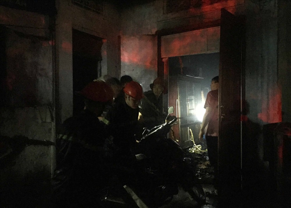 Lá»±c lÆ°á»£ng chá»¯a chÃ¡y giÃºp ngÆ°á»i dÃ¢n sÆ¡ tÃ¡n cÃ¡c váº­t dá»¥ng, phÆ°Æ¡ng tiá»n cho cÃ¡c há» gia ÄÃ¬nh trong khu táº­p thá»