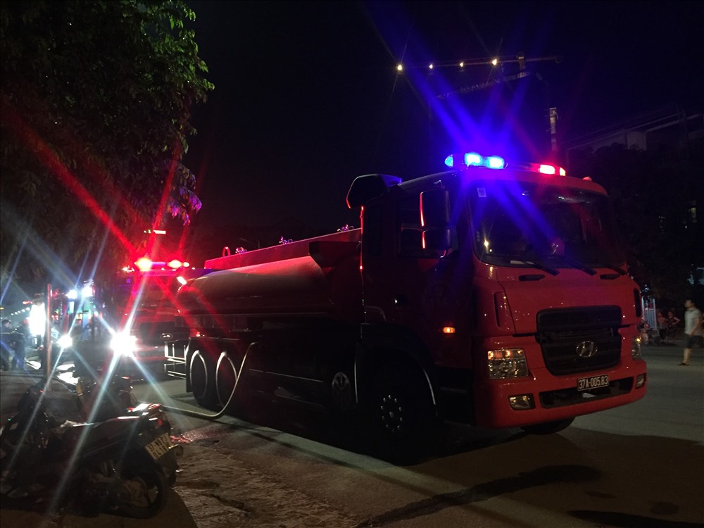 Xe cá»©u há»a ÄÆ°á»£c thuá»c lá»±c lÆ°á»£ng Cáº£nh sÃ¡t phÃ²ng chÃ¡y vÃ  chá»¯a chÃ¡y sá» 1 (Nghá» An) tham gia á»©ng cá»©u dáº­p ÄÃ¡m chÃ¡y