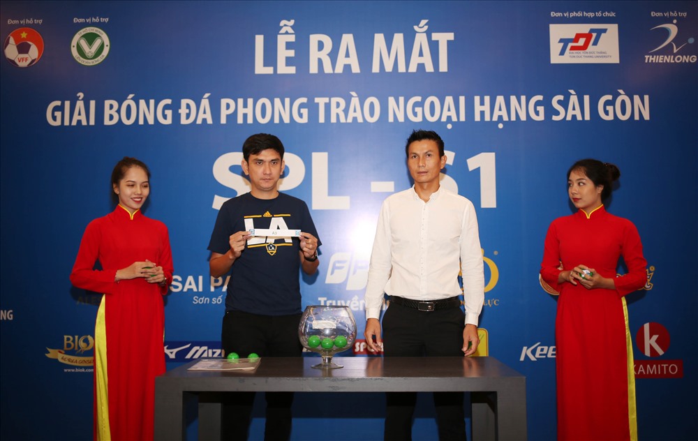 HLV Nguyễn Thế Anh (U.19 Việt Nam) và HLV Nguyễn Tuấn Phong (CLB Sài Gòn) tham gia bốc thăm ở lễ ra mắt SPL-S1. Ảnh: Đ.Đ