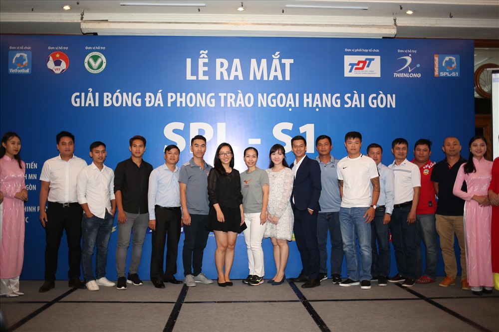 Đại diện 12 đội bóng tham dự SPL-S1 chụp hình cùng BTC giải. Ảnh: Đ.Đ