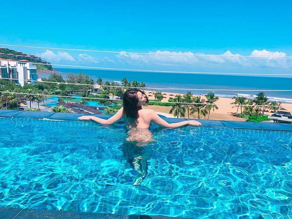 Hồng Quế đăng ảnh nóng bỏng bên bể bơi gây bão cộng đồng mạng.