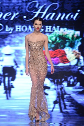 Hồng Quế khiến người đối diện phải đỏ mặt vì trang phục của cô.