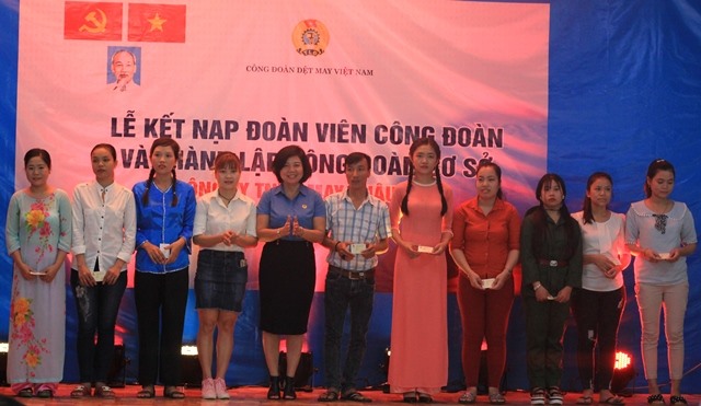 Bà Nguyễn Thị Thủy - Phó Chủ tịch Công đoàn Dệt May VN trao thẻ cho các đoàn viên Công đoàn Cty TNHH May Châu Sơn. Ảnh: CĐ Dệt May VN