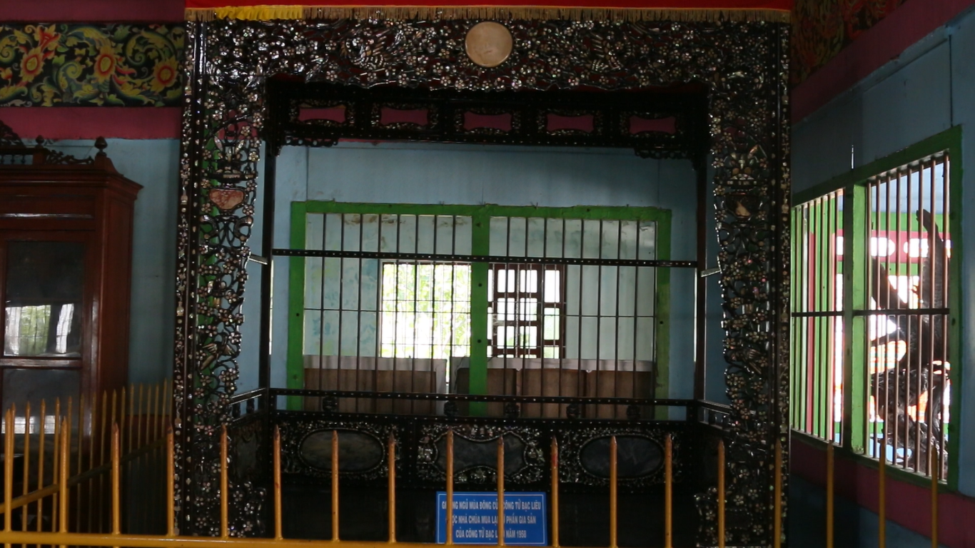 Ông Nguyễn Hồng Hải, ngụ tại chùa cho biết, năm 1948, vị trụ trì chùa đã mua được 2 chiếc giường nóng và lạnh của Công tử Bạc Liêu. Toàn bộ giường được khắc cẩn xà cừ với nhiều hoa văn tinh xảo. Trên mỗi chiếc giường cổ này cẩn đến 30 kg ốc xà cừ. Hiện nay, cặp giường này có giá trị trên thị trường là 30 tỷ đồng. Số cổ vật còn lại có giá trị cũng rất lớn. Tổng giá trị đồ cổ được cho là của Công tử Bạc Liêu - Trần Trinh Huy này có giá gần 100 tỷ đồng. Ảnh: BT
