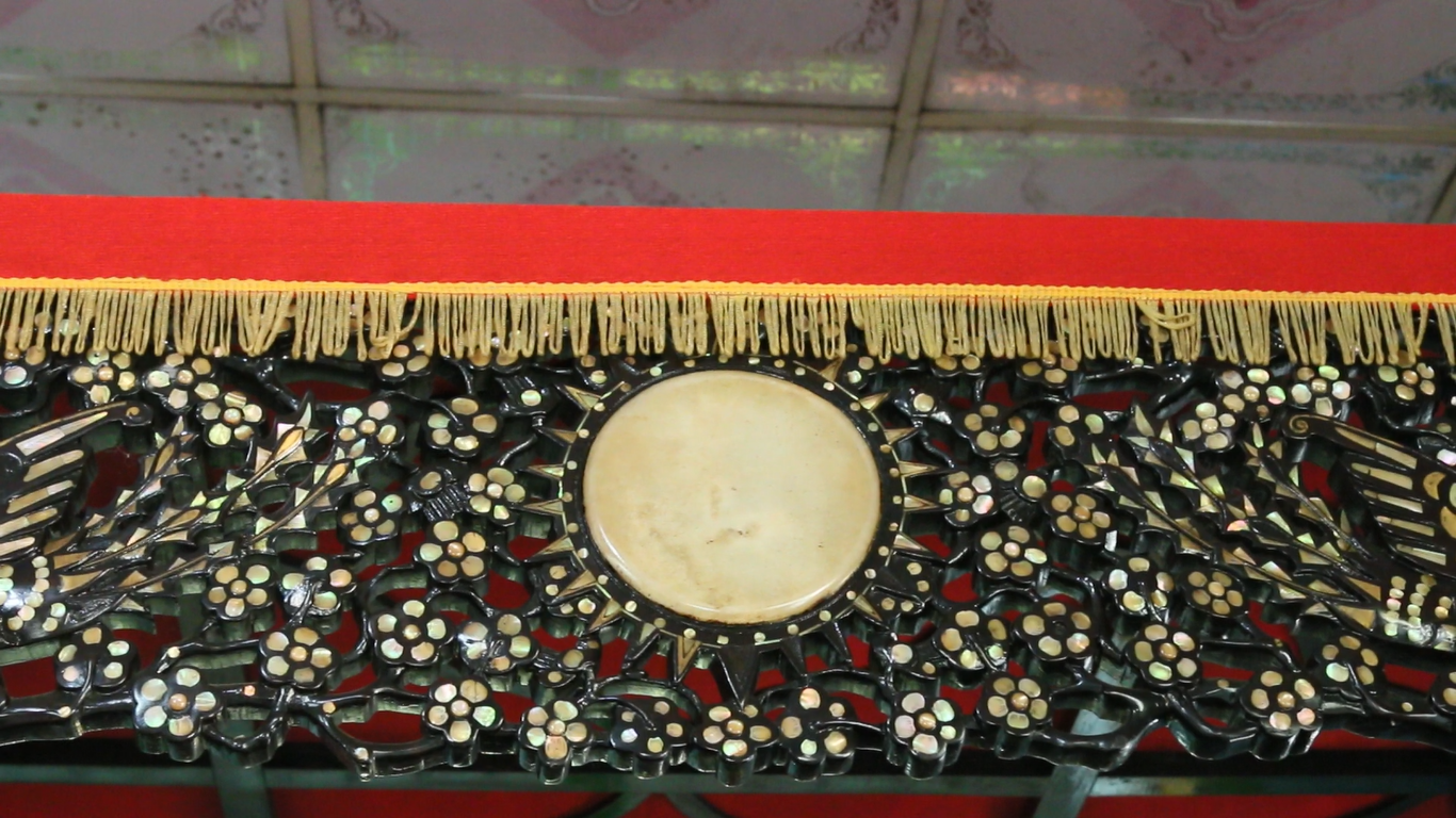 Ông Nguyễn Hồng Hải, ngụ tại chùa cho biết, năm 1948, vị trụ trì chùa đã mua được 2 chiếc giường nóng và lạnh của Công tử Bạc Liêu. Toàn bộ giường được khắc cẩn xà cừ với nhiều hoa văn tinh xảo. Trên mỗi chiếc giường cổ này cẩn đến 30 kg ốc xà cừ. Hiện nay, cặp giường này có giá trị trên thị trường là 30 tỷ đồng. Số cổ vật còn lại có giá trị cũng rất lớn. Tổng giá trị đồ cổ được cho là của Công tử Bạc Liêu - Trần Trinh Huy này có giá gần 100 tỷ đồng. Ảnh: BT