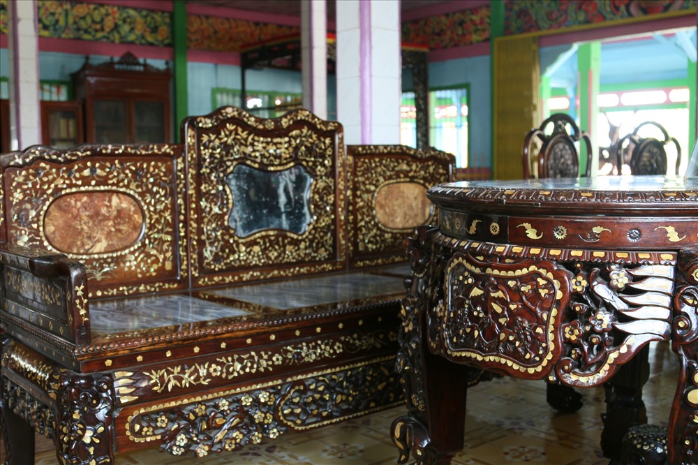 Bên cạnh đó, trong căn phòng hiện cũng đang lưu giữ một bộ bàn ghế được cho là dùng để tiếp khách của ông Trần Trinh Huy thuở trước. Bộ bàn ghế này vẫn còn được lưu giữ khá nguyên vẹn về hình thái cũng như chất liệu.