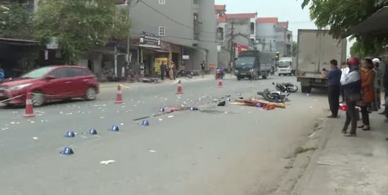 Nguyên nhân ban đầu được xác định là do 2 xe mô tô cùng tránh vượt xe ô tô tải BKS 89C - 11071 đang đậu bên đường đã va vào nhau và bị xe tải BKS 89C - 11484 đâm trúng.