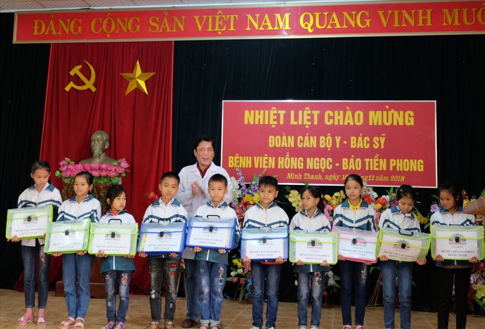 Trao quà cho học sinh nghèo vượt khó. Ảnh: BVCC