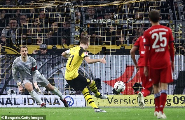 Bàn thắng thứ 2 của Reus được thực hiện trên chấm 11m. Ảnh: Getty.