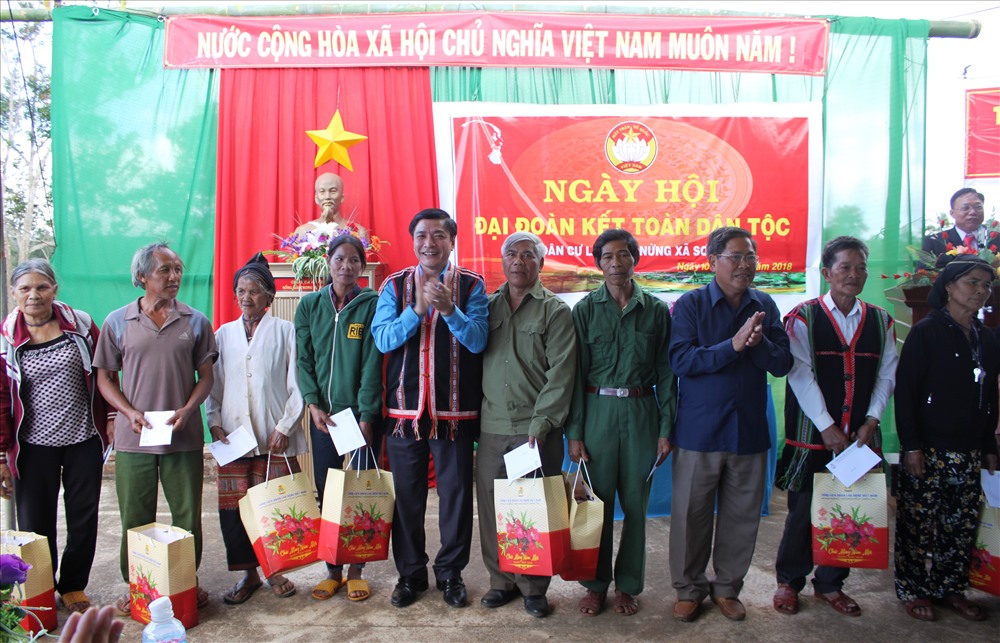 Chủ tịch Tổng LĐLĐVN tặng quà cho bà con dân làng thôn Hà Nừng. Ảnh: Đình Văn