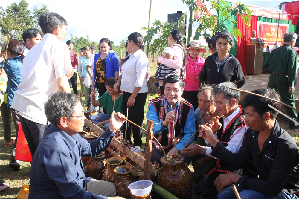 Cùng nguyên Bí thư Tỉnh ủy Gia Lai uống rượu cần, vui ngày hội với dân bản. Ảnh: Đình Văn