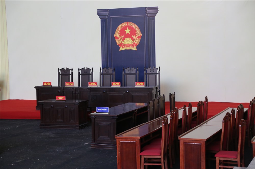 10 ngày qua, gần hết cán bộ, nhân viên tòa được huy động để dọn dẹp; sắp xếp, lắp đặt bàn ghế, trang thiết bị.