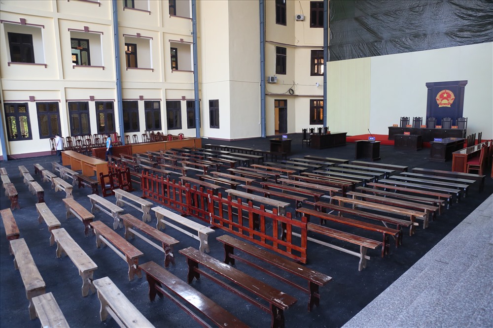 Khoảng sân rộng chừng 1.000 m2 nằm giữa ba tòa nhà xếp hình chữ U được lợp mái tôn sẽ là phòng xử án lưu động trong 20 ngày.