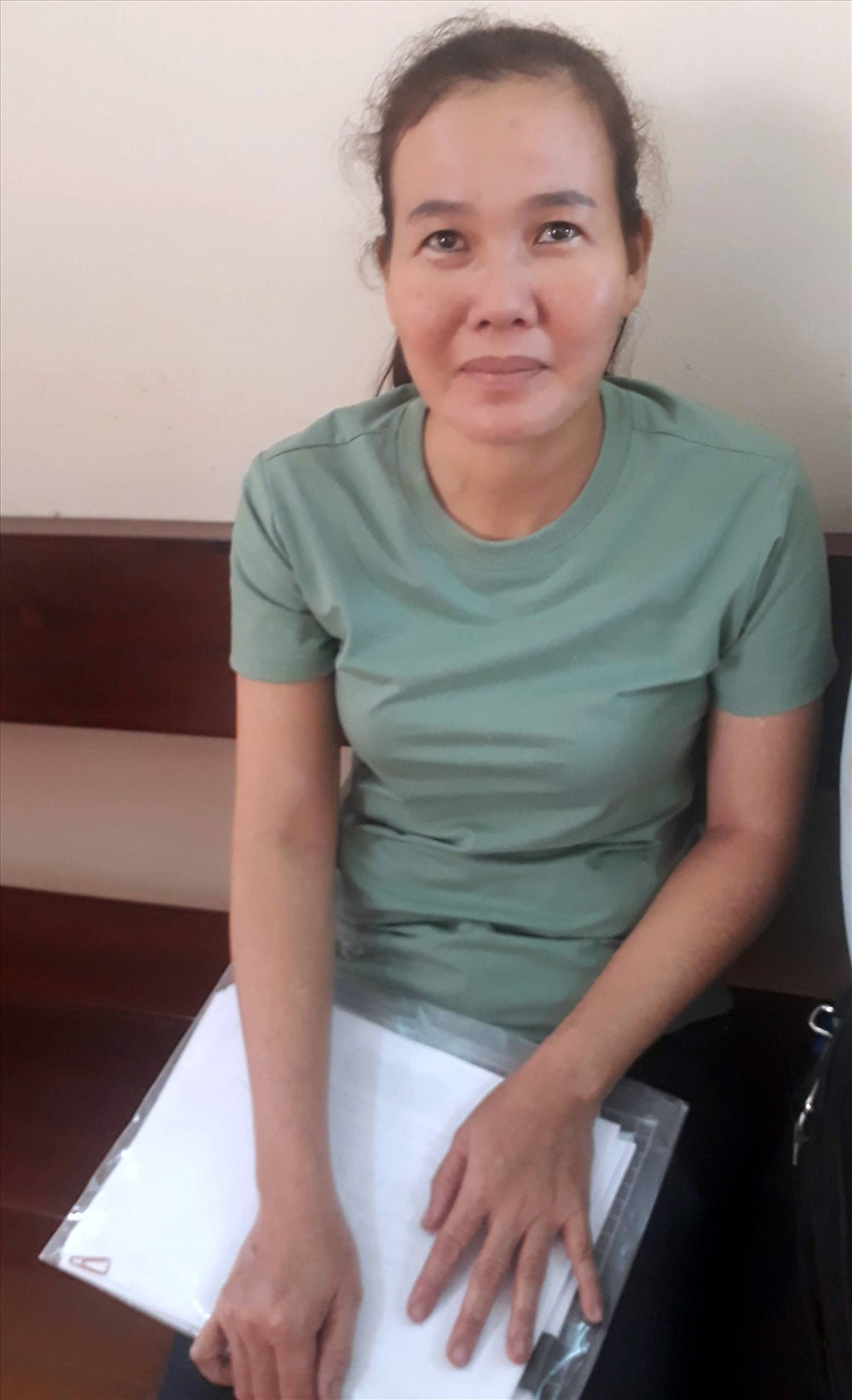 Bà Huỳnh Ngọc Hiền thất thần sau khi tòa tuyên bác đơn, bác hết quan điểm của Viện kiểm sát, y án sơ thẩm (ảnh Nhật Hồ)