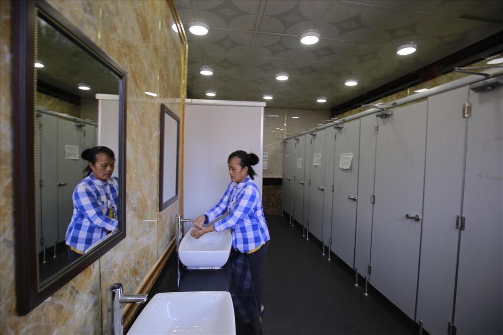 Người dân sử dụng nhà vệ sinh miễn phí tại chùa Bà Thiên Hậu