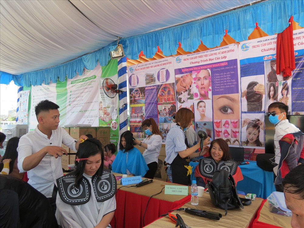 Các học viên, giảng viên của Trường Trung cấp Kỹ thuật và Nghiệp vụ CĐ Bình Dương cắt tóc miễn phí cho công nhân