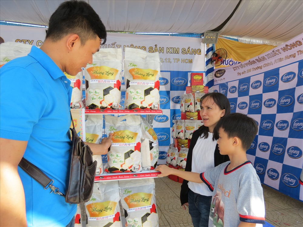 Cty CP sản xuất nông sản Kim Sáng tham gia với các sản phẩm gạo giá ưu đãi cho công nhân