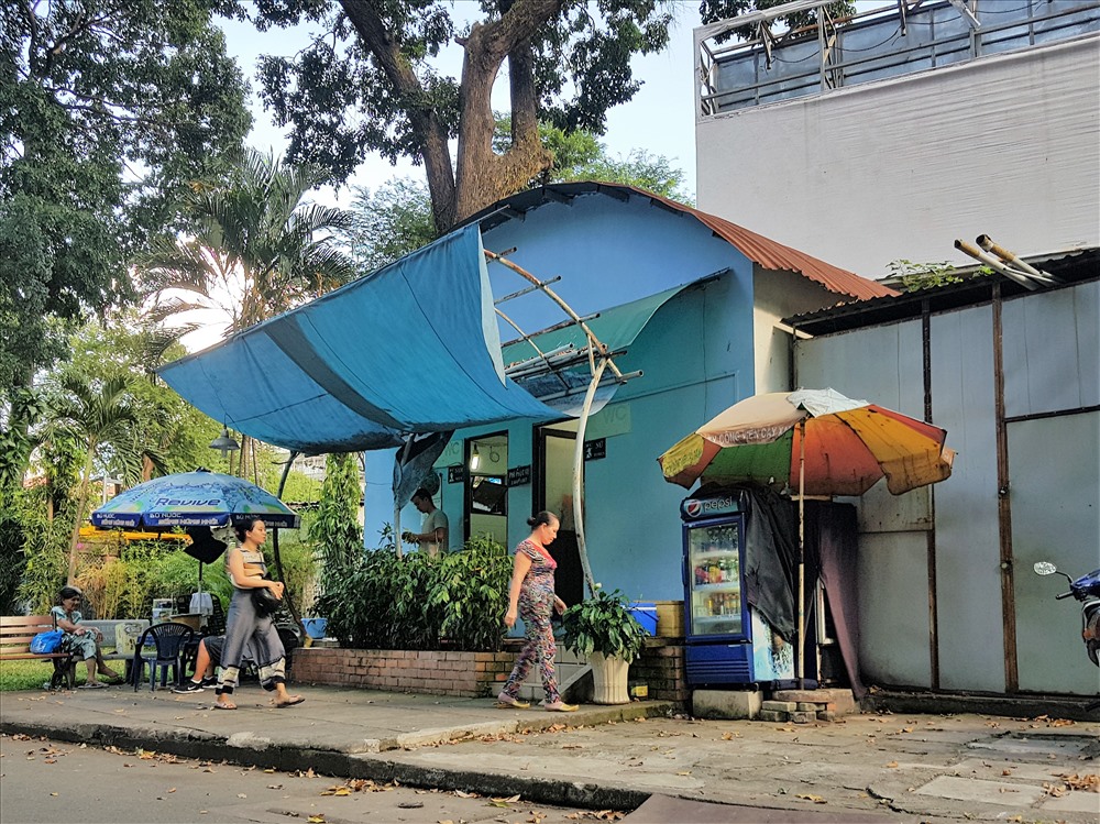 Khung cảnh trước một NVSCC trong Công viên Tao Đàn hiện nay. Ảnh: T.S