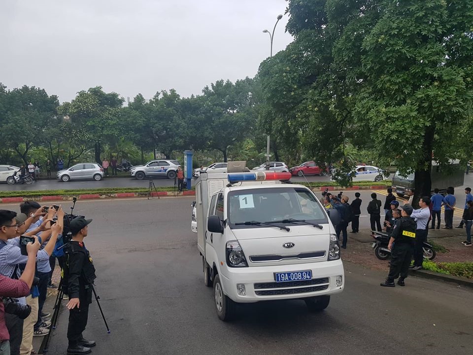 Đoàn xe chở ông Phan Văn Vĩnh và các đồng phạm được đưa đến phiên tòa.