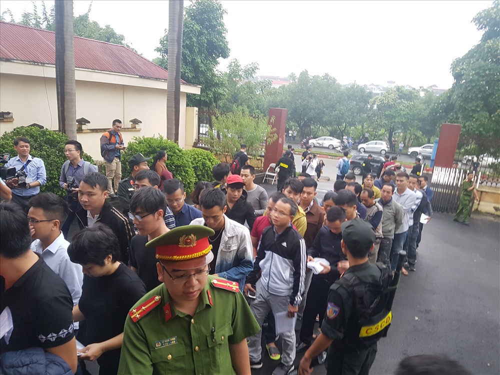 Các bị cáo và những người có quyền lợi và nghĩa vụ liên quan làm thủ tục qua cửa an ninh.